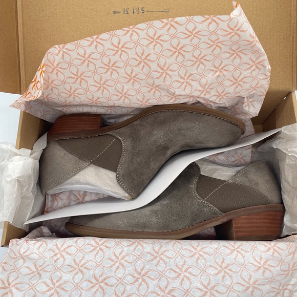 Comfortiva Pieter Grey Valance Suede Bootie 8.5 NWT - Picture 8 of 10